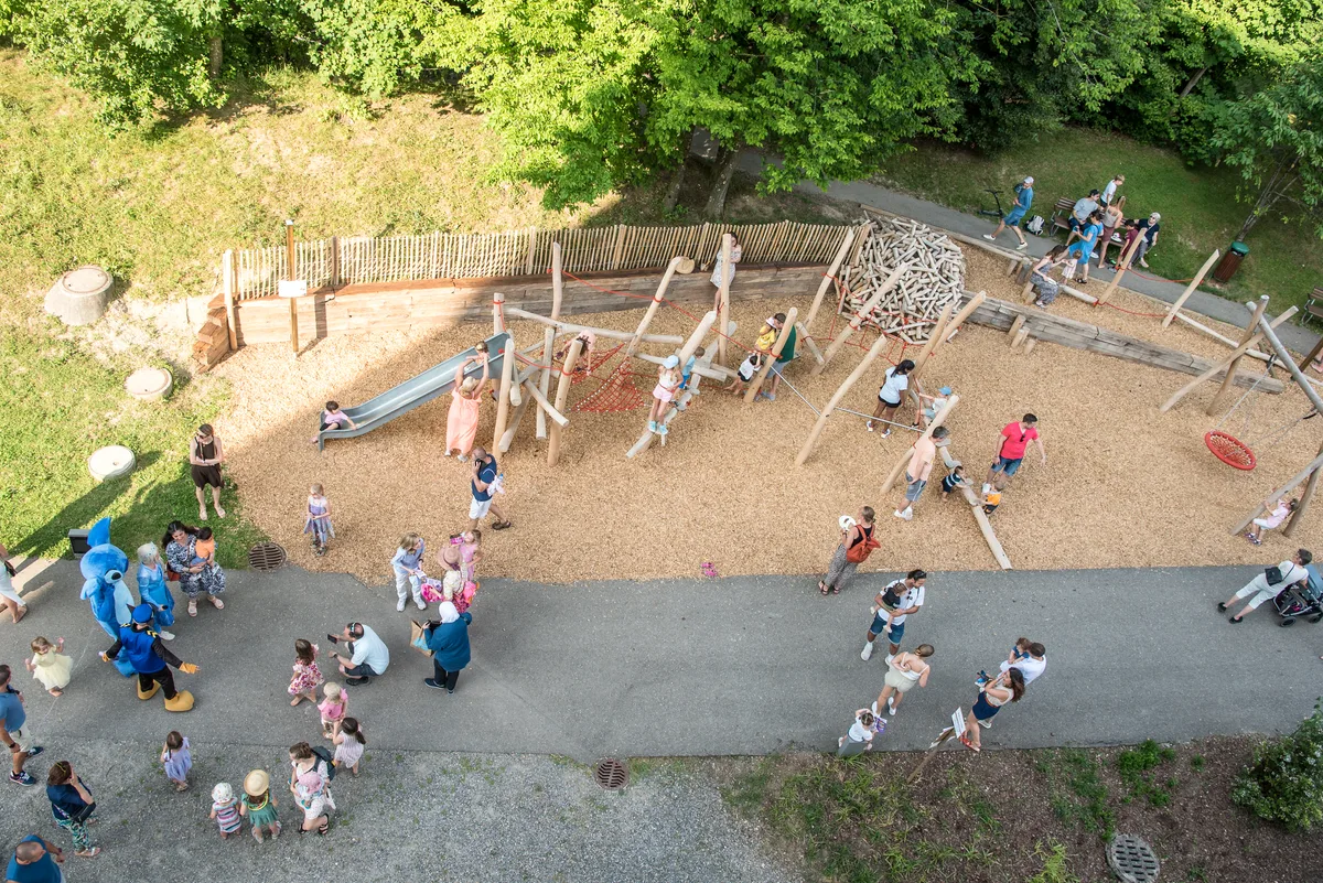 Man sieht den Spielplatz aus der Vogelperspektive mit vielen Familien.